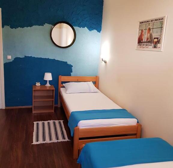 غرفة قياسية, Favela Hostel