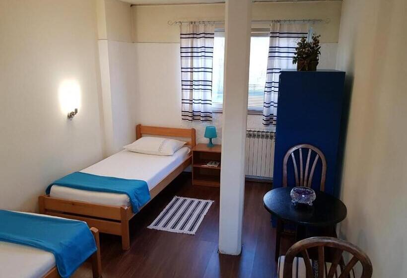 غرفة قياسية, Favela Hostel