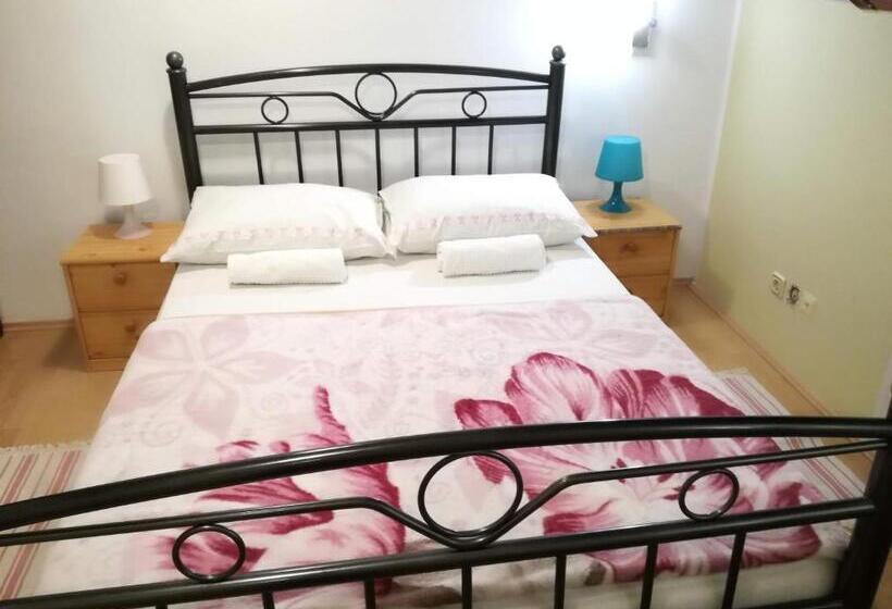 غرفة قياسية, Favela Hostel