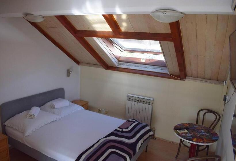 غرفة قياسية, Favela Hostel