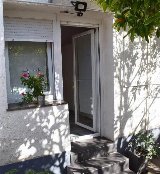 إستوديو قياسى, Favela Hostel