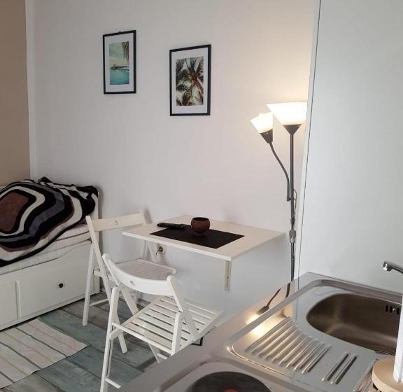 إستوديو قياسى, Favela Hostel