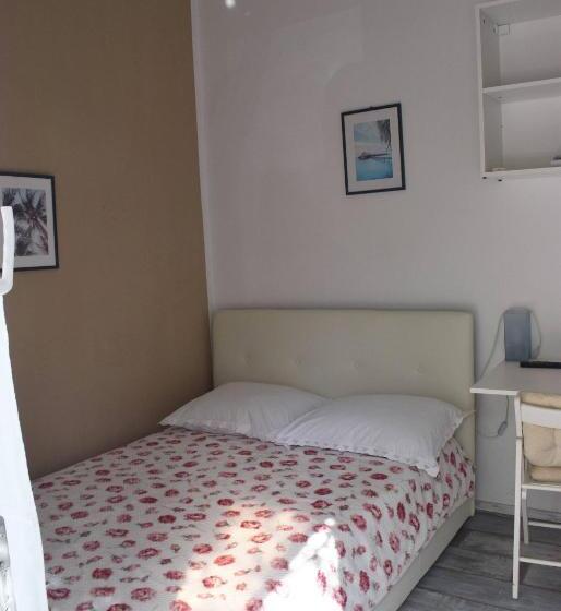 استودیوی استاندارد, Favela Hostel