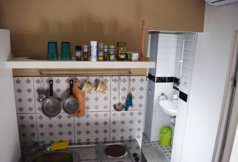 إستوديو قياسى, Favela Hostel