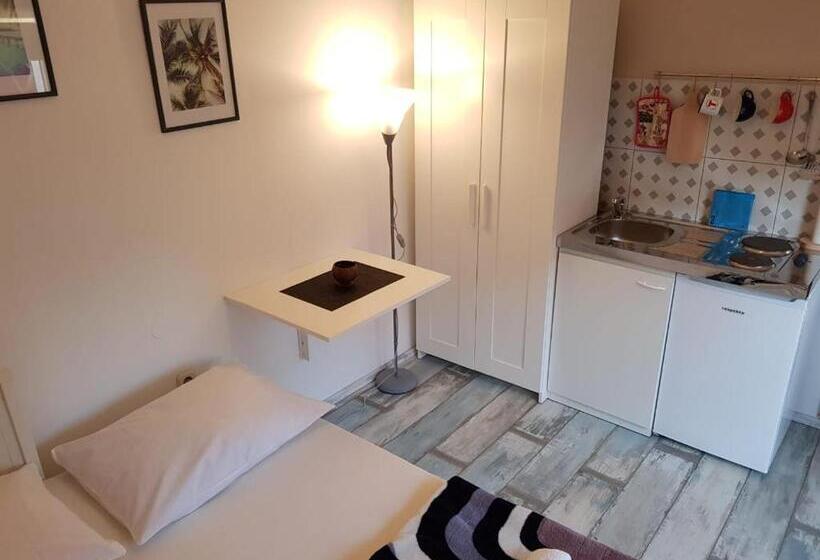 إستوديو قياسى, Favela Hostel