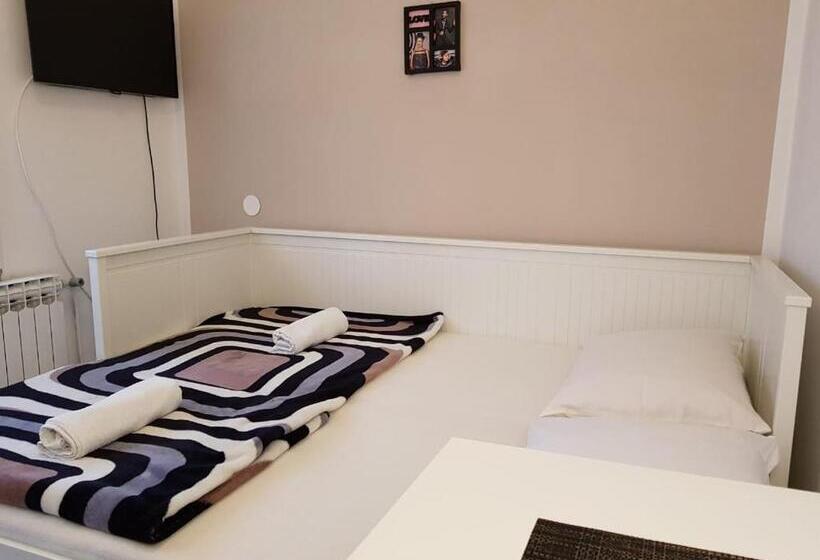 استودیوی استاندارد, Favela Hostel