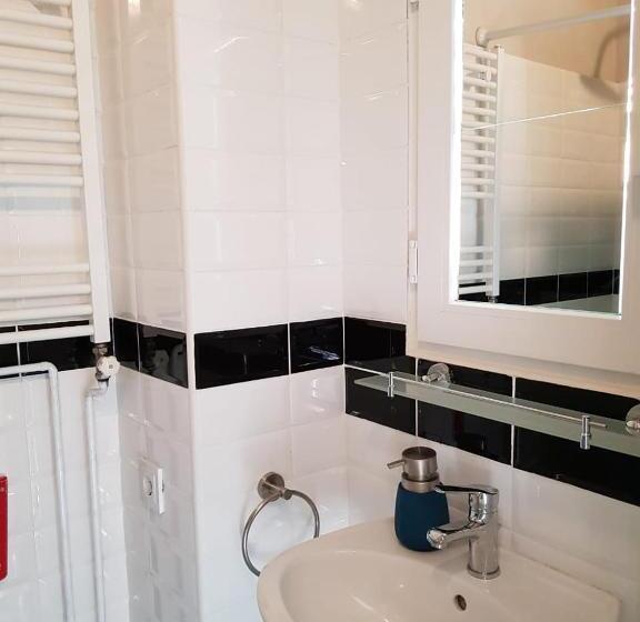 إستوديو قياسى, Favela Hostel