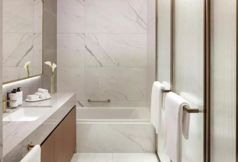 سوئیت با چشم‌انداز کانال, Intercontinental Residences Dubai Business Bay, An Ihg