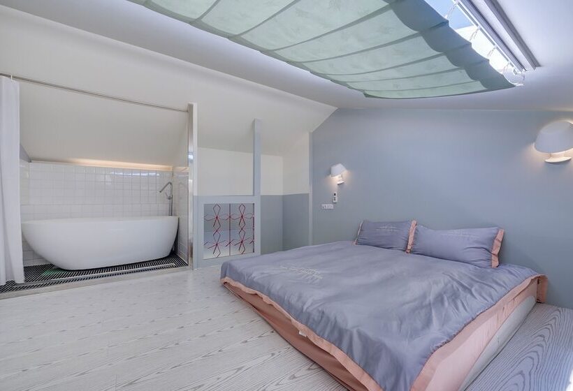 اتاق لوکس با بالکن و چشم‌انداز دریا, Happiness Ocean View B&b