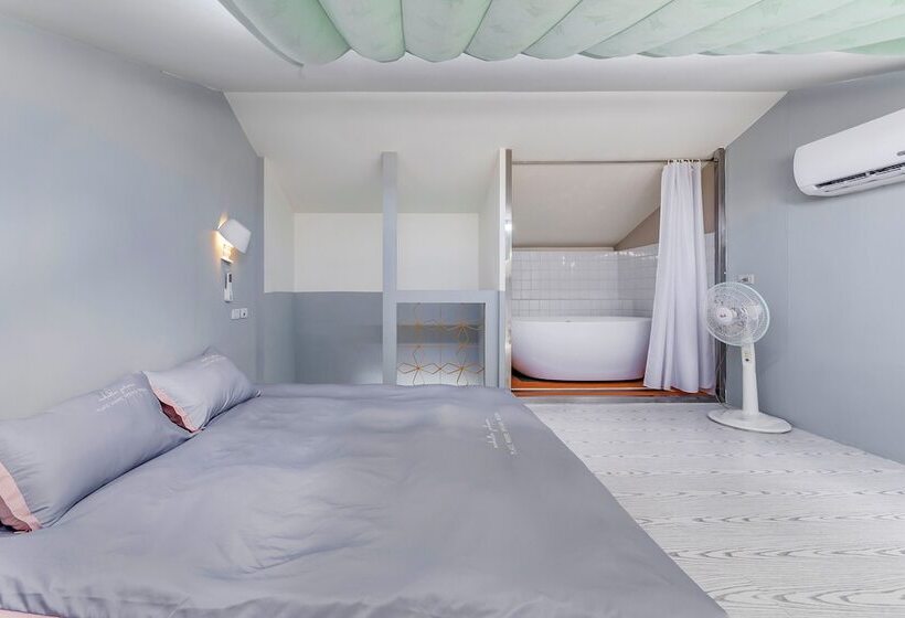 اتاق لوکس با بالکن و چشم‌انداز دریا, Happiness Ocean View B&b