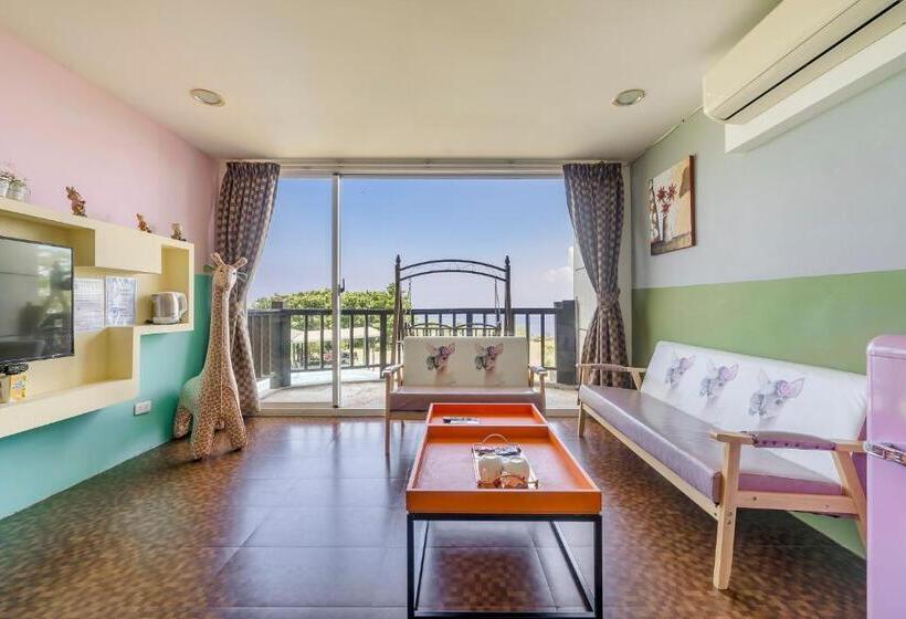 اتاق لوکس با بالکن و چشم‌انداز دریا, Happiness Ocean View B&b