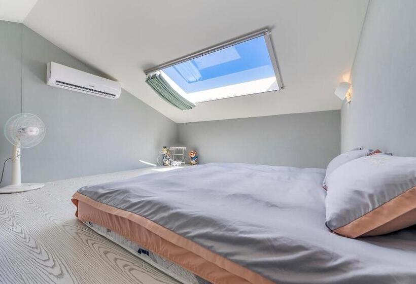 اتاق لوکس با بالکن و چشم‌انداز دریا, Happiness Ocean View B&b