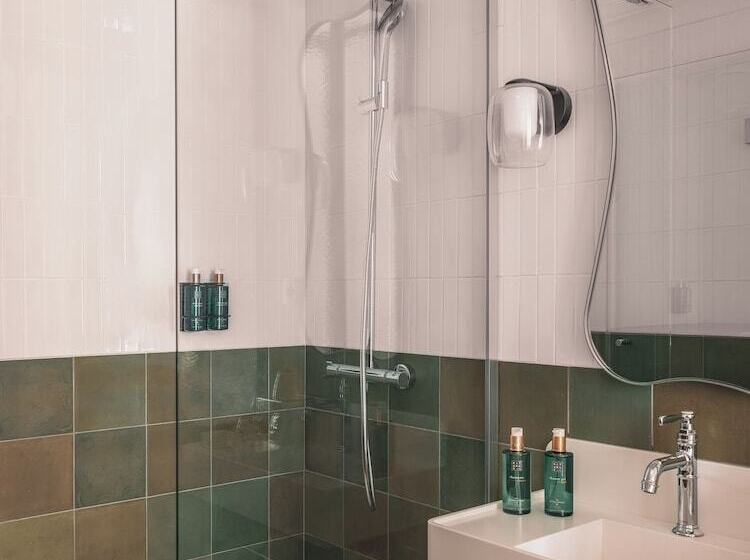 スーペリアールーム, Miss Fuller