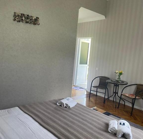 اتاق استاندارد با سرویس بهداشتی مشترک, Nits Guest House