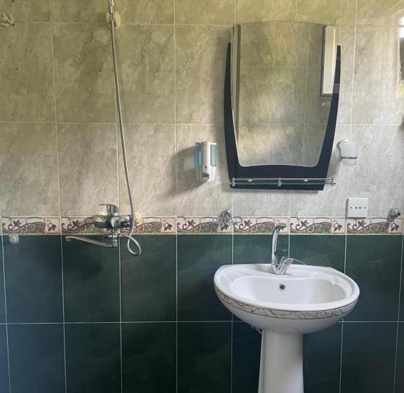 اتاق استاندارد با سرویس بهداشتی مشترک, Nits Guest House