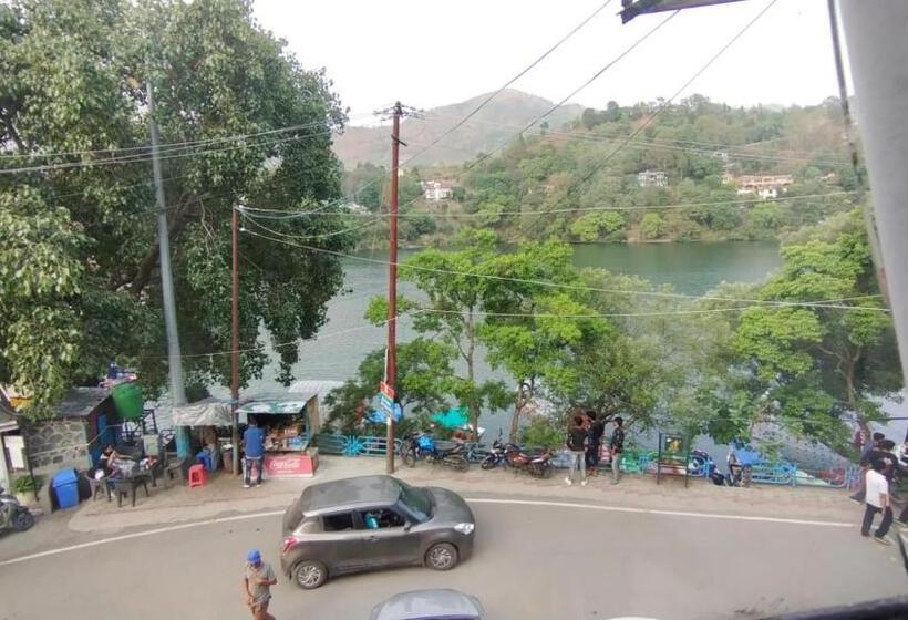 غرفة عائلية, Sarovar Inn