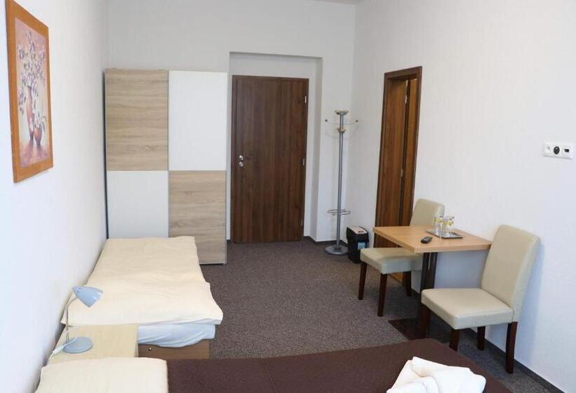 Номер Стандарт Трехместный, Penzion B5