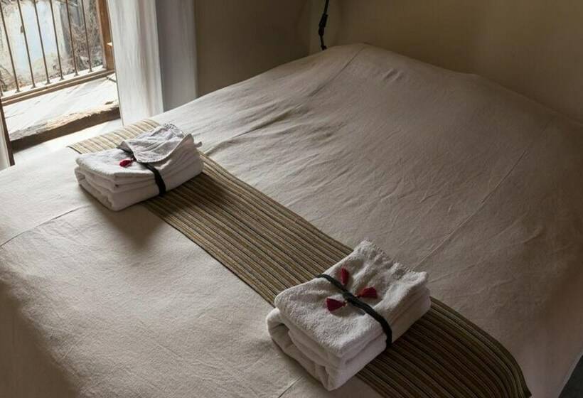 اتاق لوکس, Traditional Homes Swotha