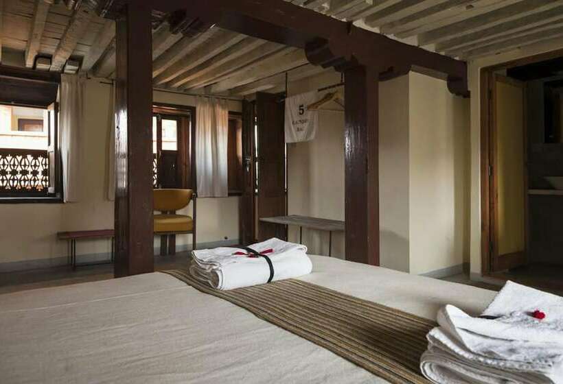 اتاق لوکس, Traditional Homes Swotha