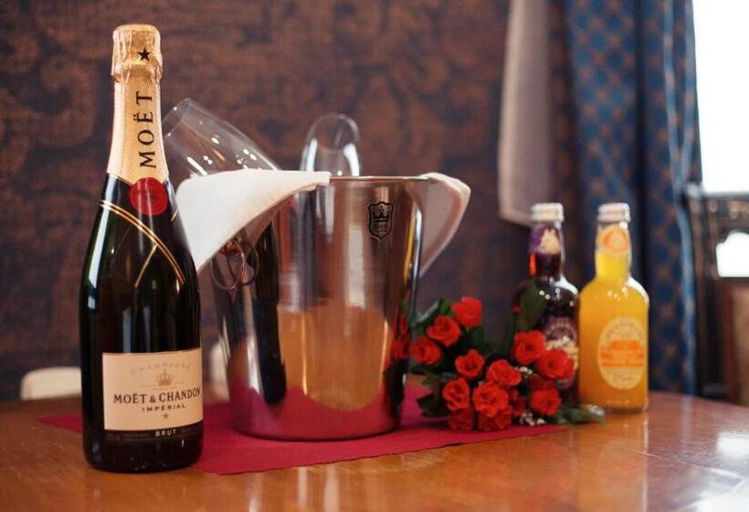 جناح ديلوكس, Bristol