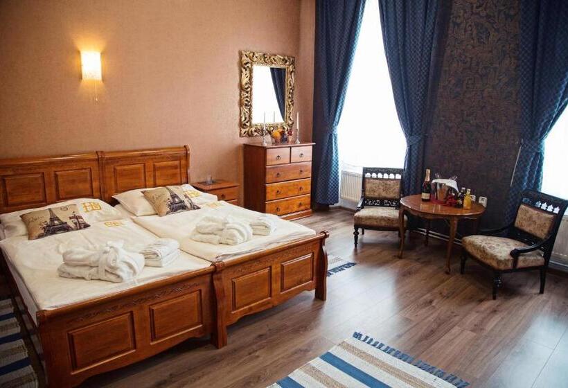 جناح ديلوكس, Bristol