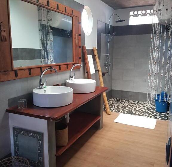 디럭스 방갈로, Libertalia