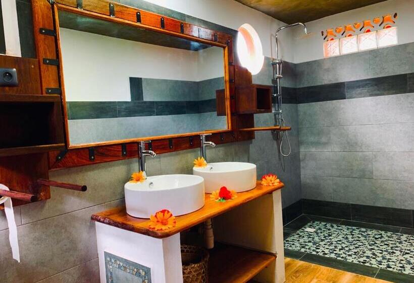 디럭스 방갈로, Libertalia