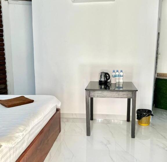 بانگلوی استاندارد, M'pay Bay Guesthouse