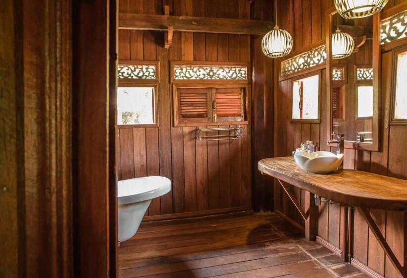 اتاق استاندارد سه تخته با چشم‌انداز استخر, Soriyabori Resort