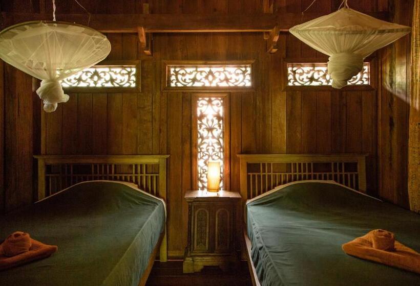 اتاق استاندارد سه تخته با چشم‌انداز استخر, Soriyabori Resort