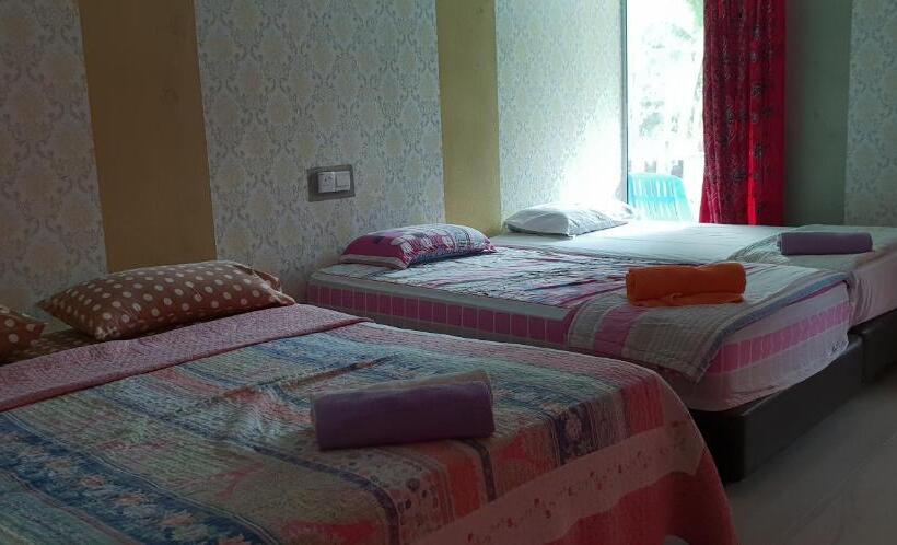 غرفة قياسية رباعية مزودة بشُرفة, Tioman Santai Resort