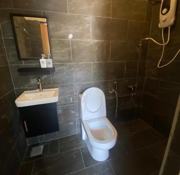 غرفة قياسية ثلاثية مطلة علي حمام السباحة, Tioman Santai Resort