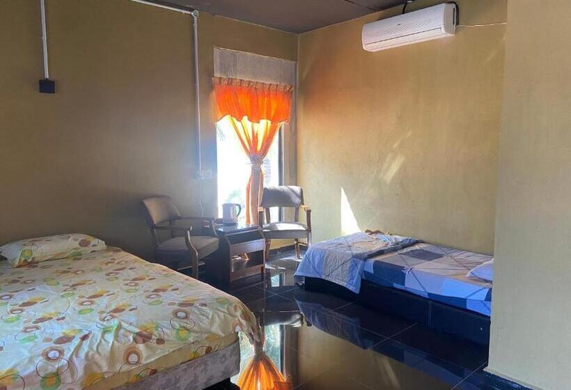 غرفة قياسية ثلاثية مطلة علي حمام السباحة, Tioman Santai Resort