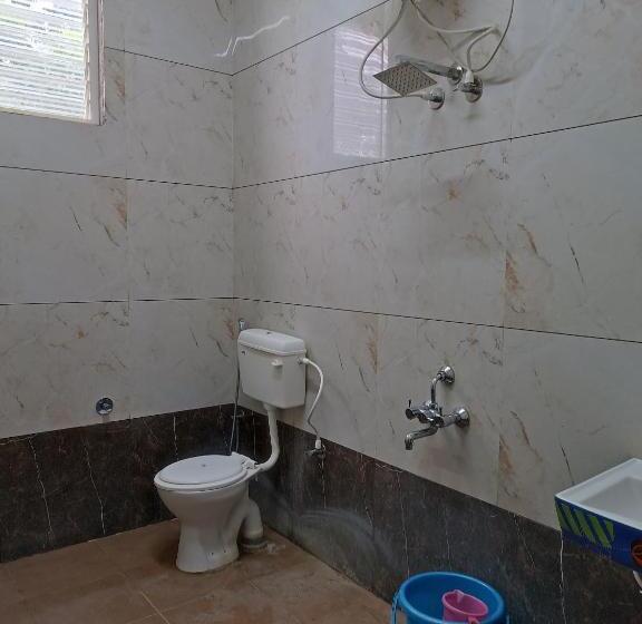 חדר קלאסי לארבעה, Govinda Krishna Comforts