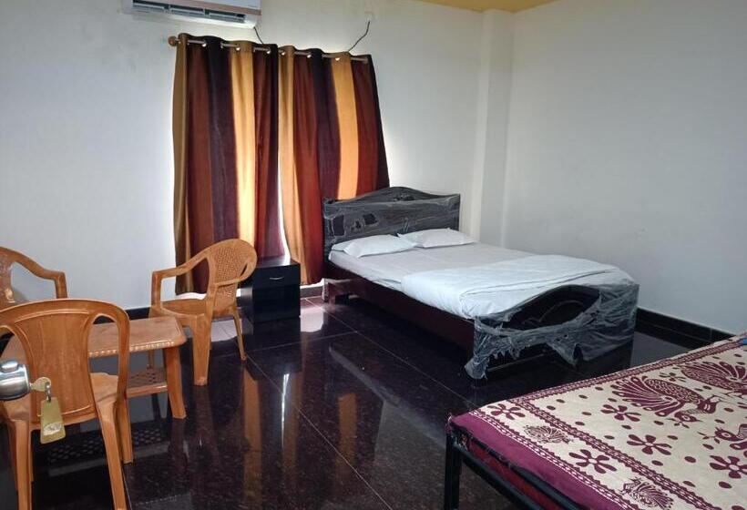 חדר קלאסי לשלושה, Govinda Krishna Comforts