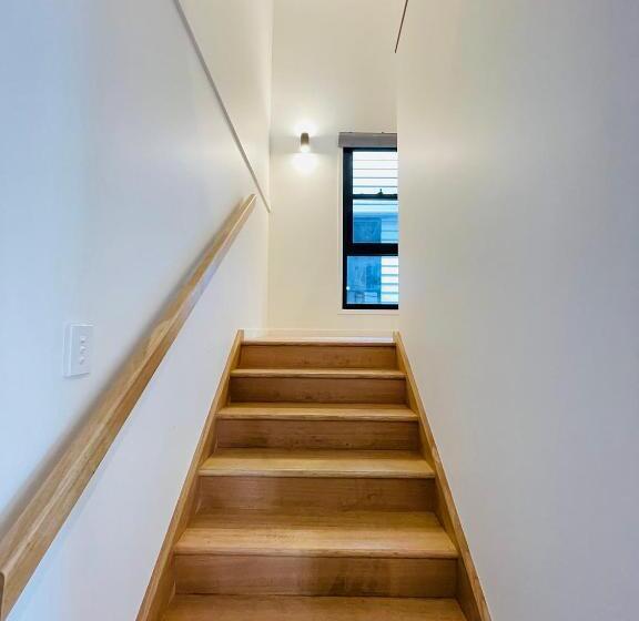 סוויטה עם מרפסת, 262atroughton