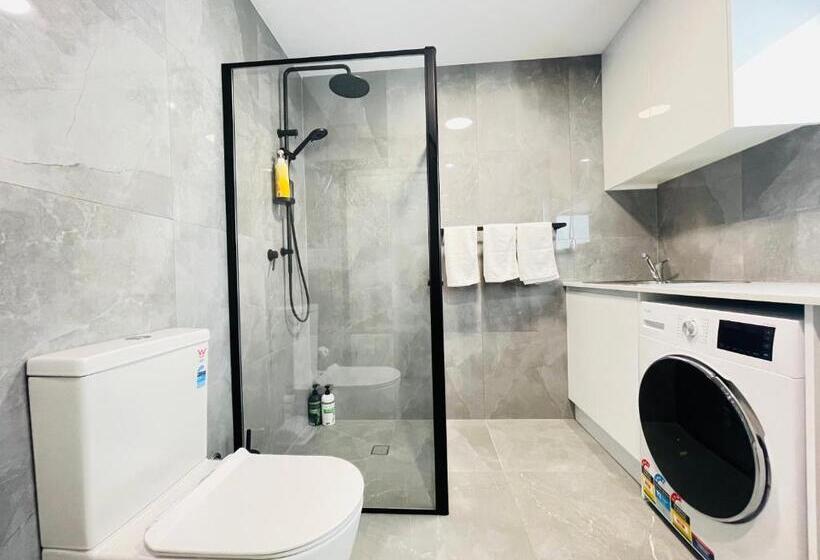 סוויטה עם מרפסת, 262atroughton