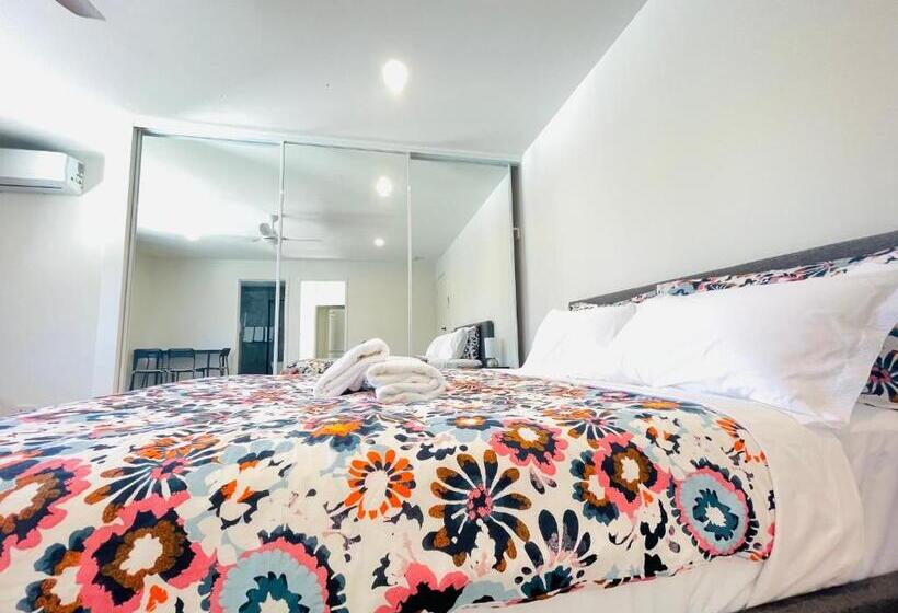 סוויטה עם מרפסת, 262atroughton