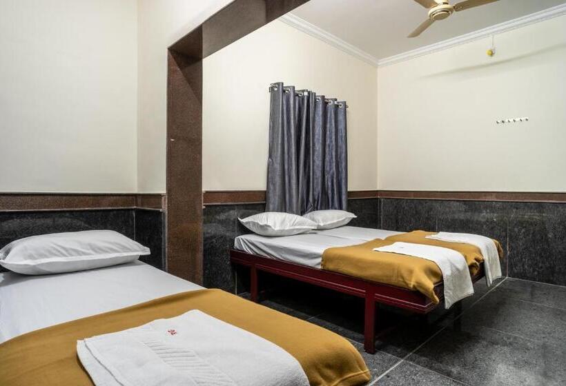 Standard Kolmen Hengen Huone, Rajgaurav Lodging