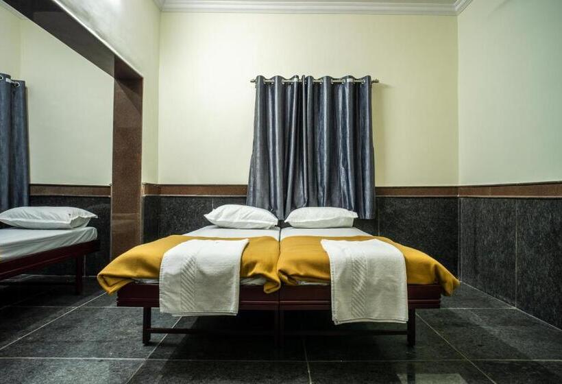 חדר סטנדרט לשלושה, Rajgaurav Lodging
