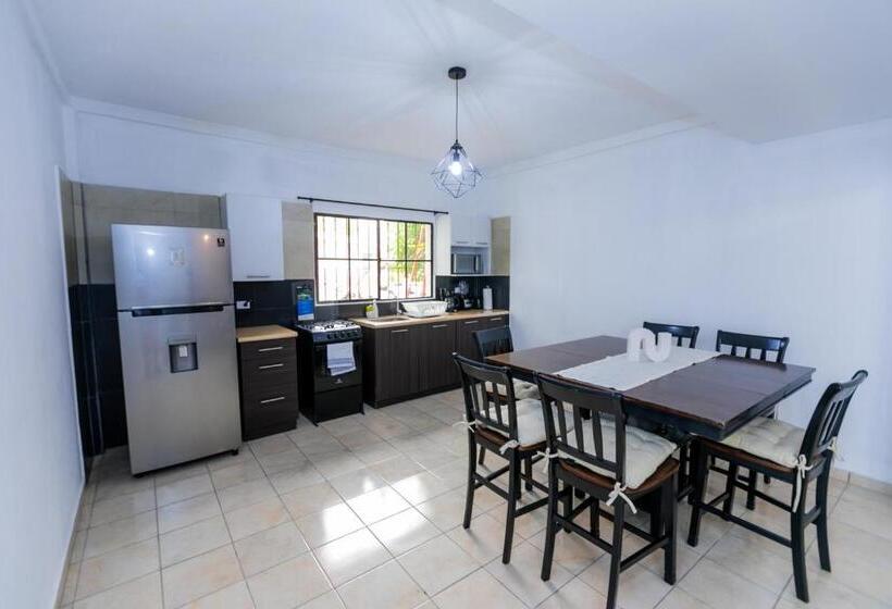 اتاق استاندارد, Friendly House