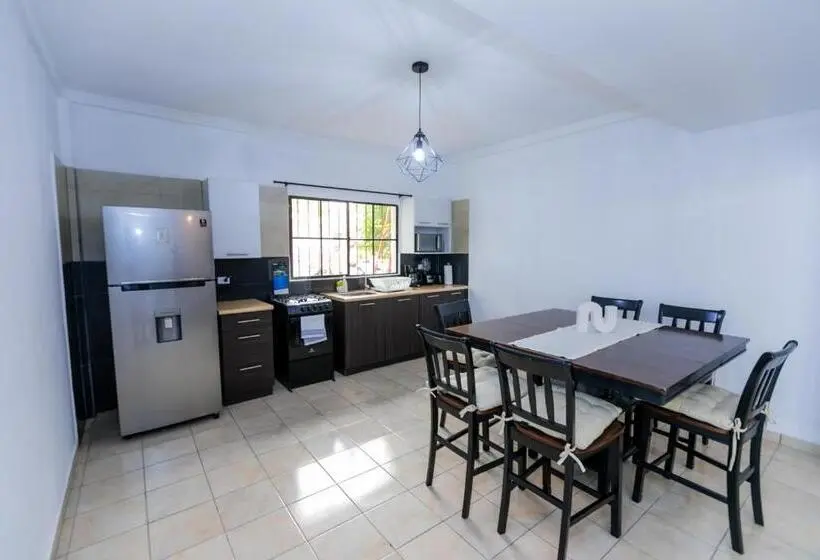 اتاق استاندارد, Friendly House