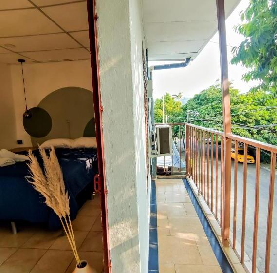 اتاق استاندارد, Friendly House