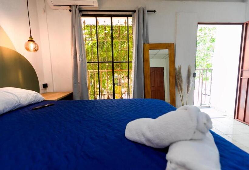 اتاق استاندارد, Friendly House