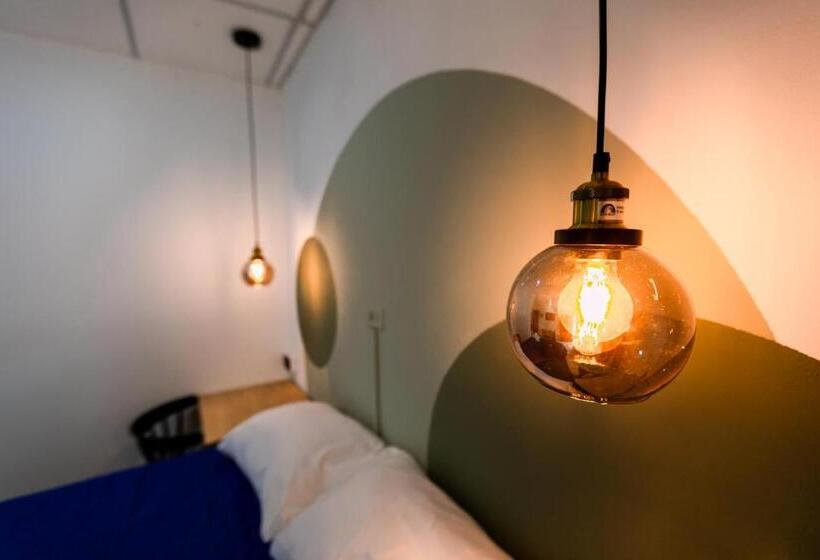 اتاق استاندارد, Friendly House