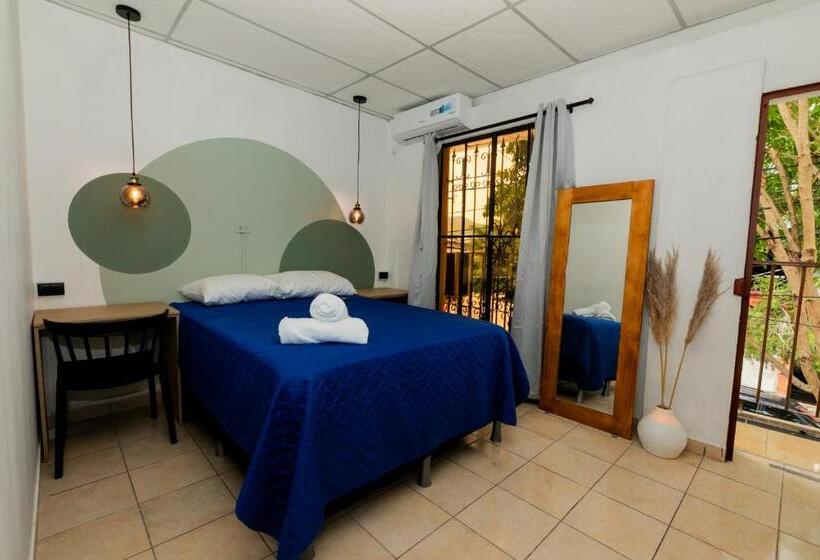 اتاق استاندارد, Friendly House