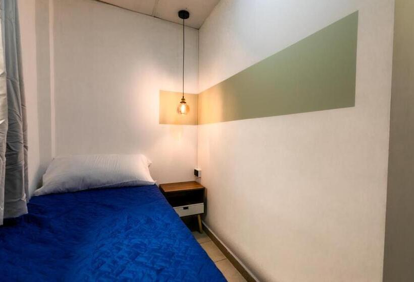 اتاق استاندارد یک نفره, Friendly House