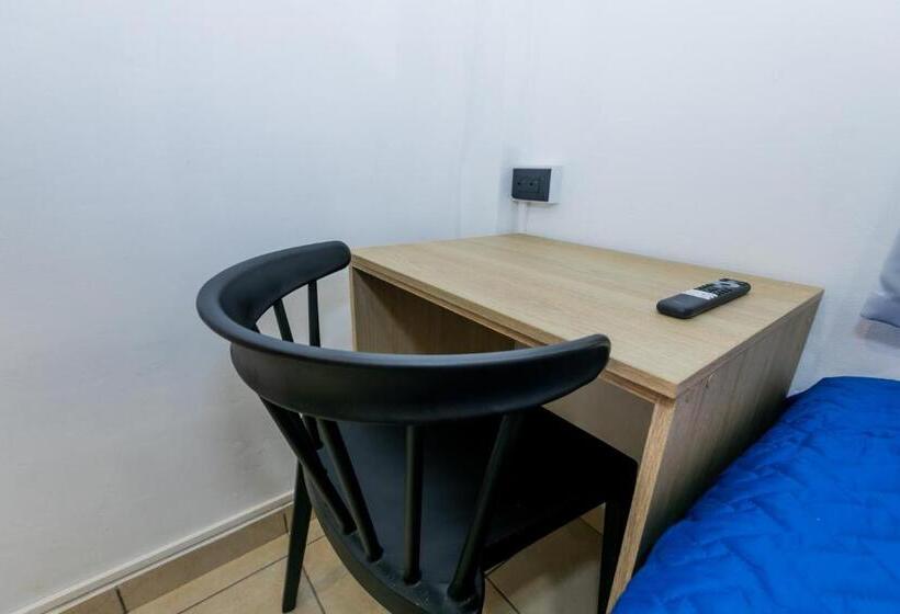اتاق استاندارد یک نفره, Friendly House