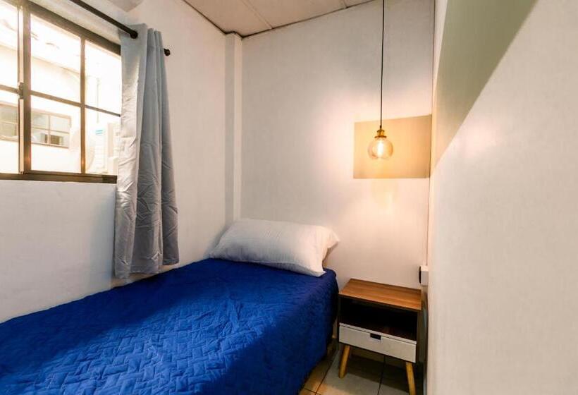 اتاق استاندارد یک نفره, Friendly House