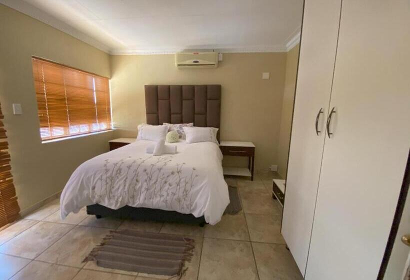 Номер Стандарт с Балконом, Lizzards Villa Guest House